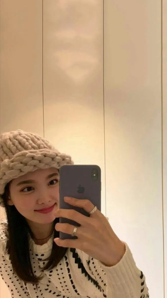 Những tấm hình selfie của Nayeon (TWICE) để làm hình nền lấy vía may mắn 11