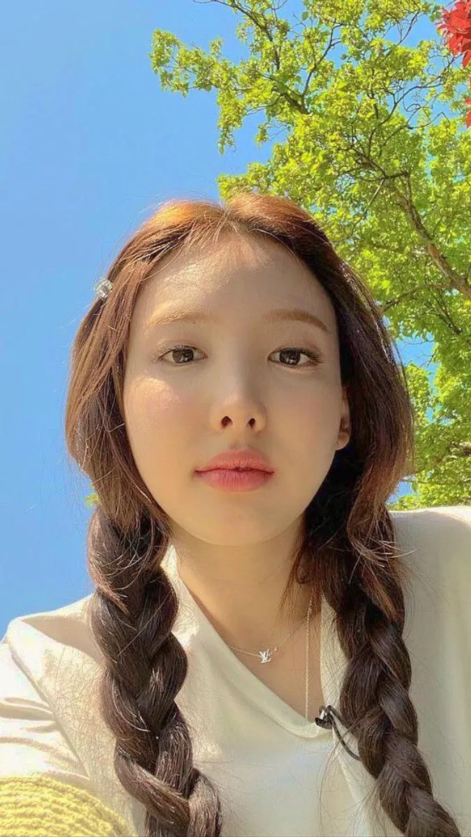 Những tấm hình selfie của Nayeon (TWICE) để làm hình nền lấy vía may mắn 6