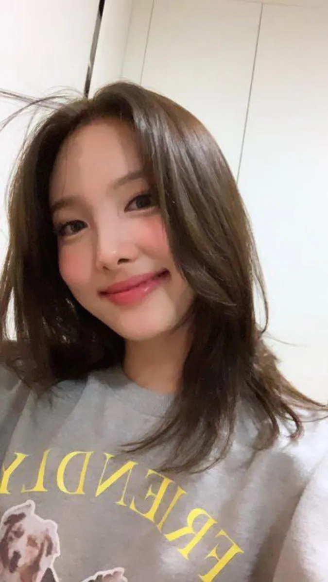 Những tấm hình selfie của Nayeon (TWICE) để làm hình nền lấy vía may mắn 7