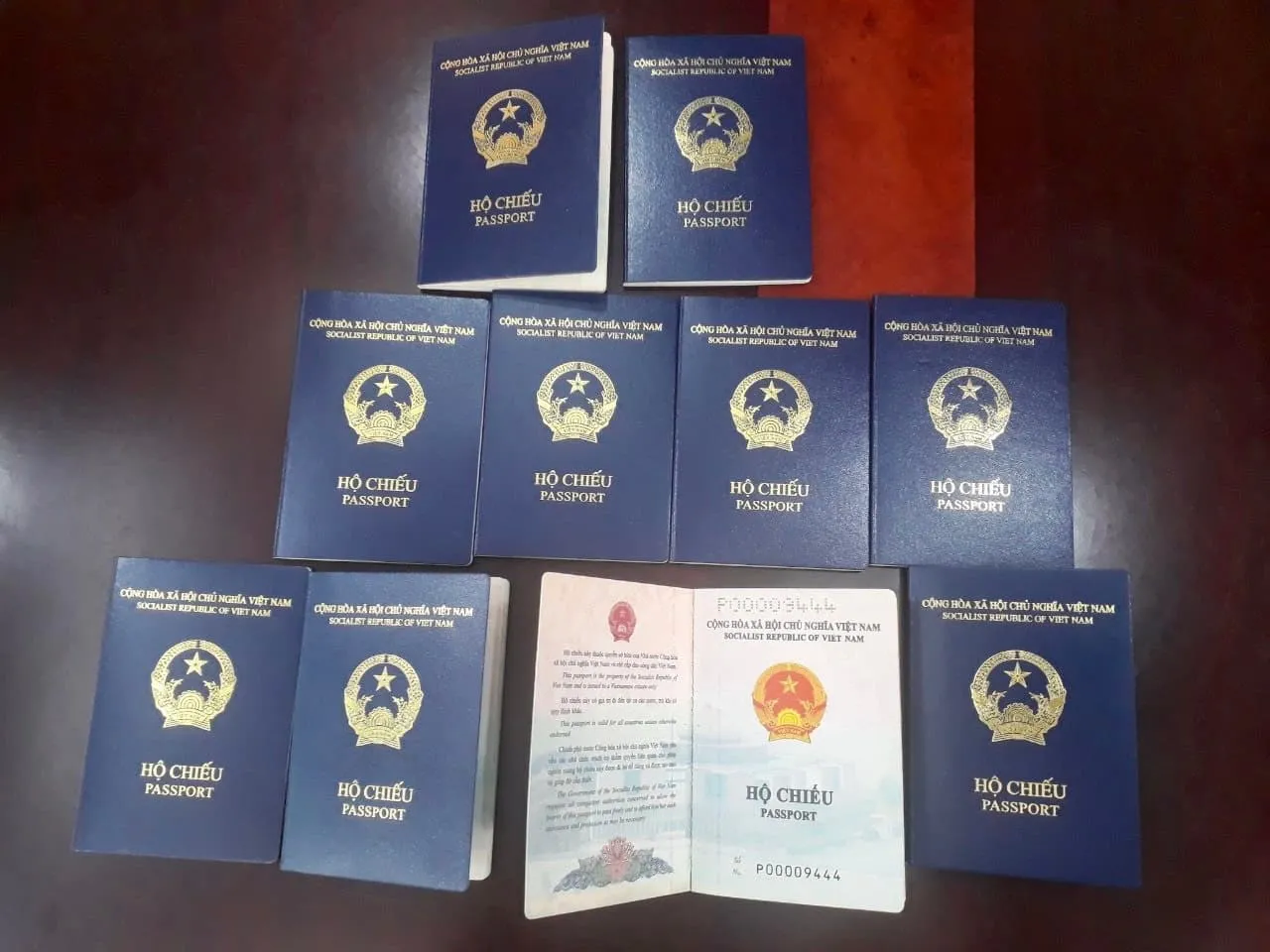 Gần 18.000 người đăng ký cấp hộ chiếu mẫu mới trong ngày đầu triển khai