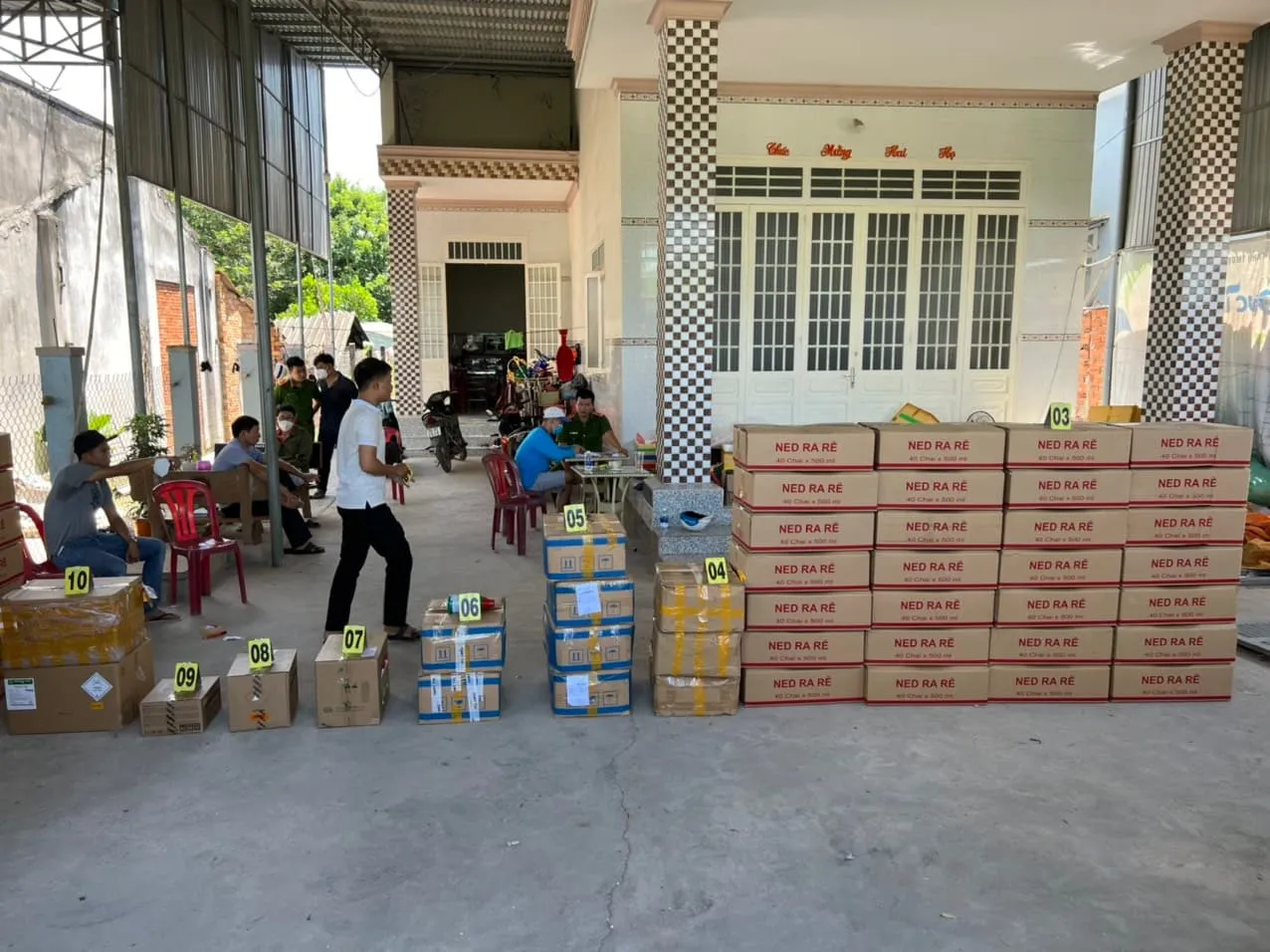 Tây Ninh: bắt đối tượng cất giấu hơn 4500 chai thuốc bảo vệ thực vật giả chờ tiêu thụ