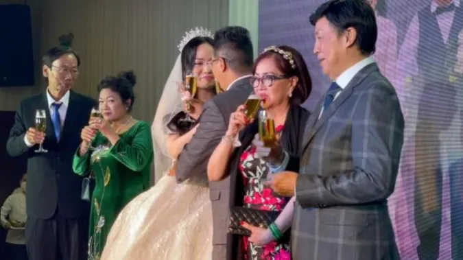 Diễn viên Hà Linh bất ngờ đám cưới ở tuổi 49, nhan sắc của cô dâu gây bất ngờ 11