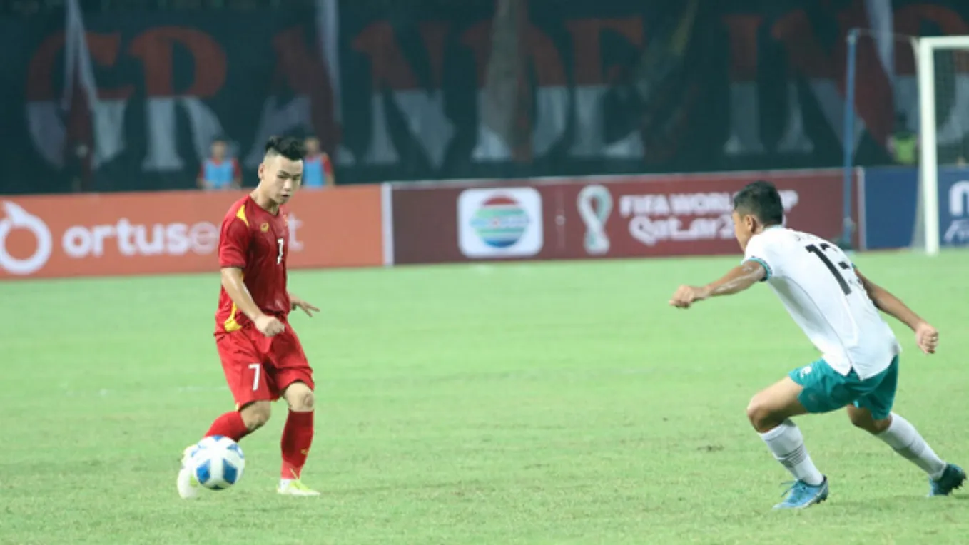 Tiền vệ cánh phải Nguyễn Anh Tú (7) thi đấu ở trận ra quân giải U19 gặp Indonesia - Ảnh: HỒNG PHAN