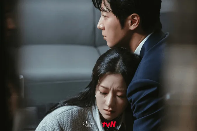 Lee Sang Yeob: Trên phim yêu thầm Seo Ye Ji, ngoài đời 