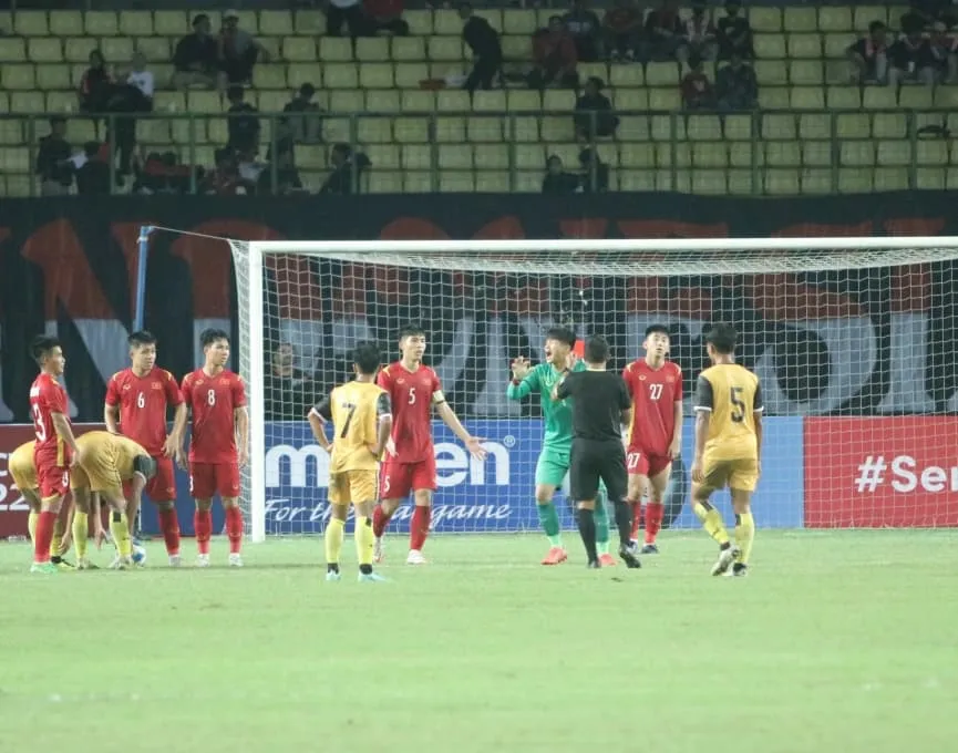 HLV U19 Việt Nam hé lộ sự thật về tấm thẻ đỏ ở trận thắng Brunei