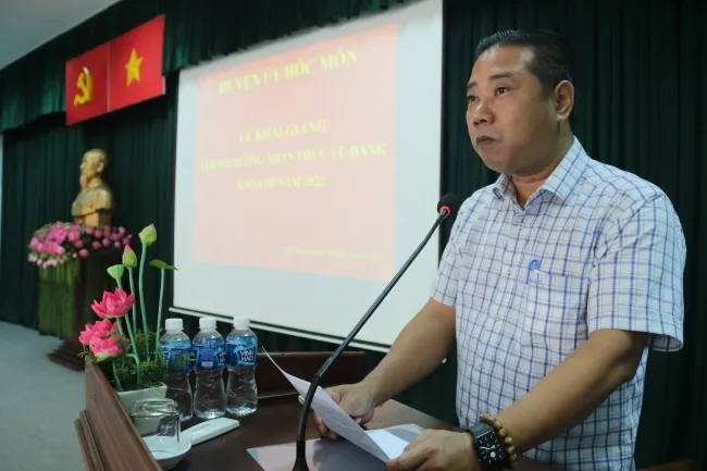 Phó Bí thư Thường trực Huyện ủy Hóc Môn Nguyễn Anh Tuấn phát biểu khai giảng. 
