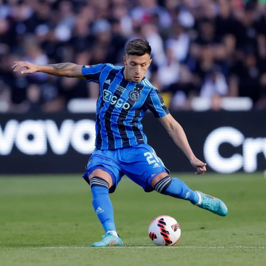 Ronaldo quảng cáo áo đấu mới - MU công bố danh sách 31 cầu thủ du đấu Hè