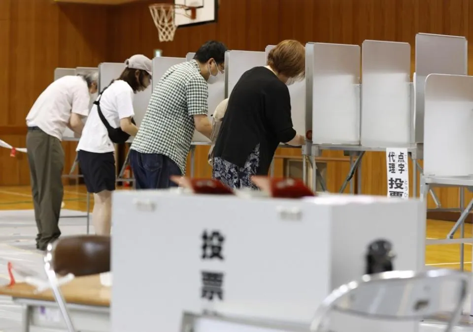 Các cử tri điền vào lá phiếu trong cuộc bầu cử Hạ viện Nhật Bản tại một điểm bỏ phiếu ở Osaka, miền tây Nhật Bản, vào ngày 10/7/2022. Ảnh: Kyodo