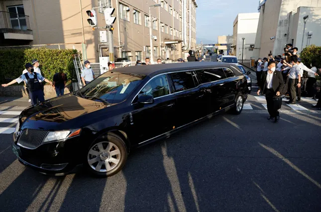 Đoàn xe được nói là đã đưa thi thể ông Abe về thủ đô Tokyo. (Ảnh: Reuters)