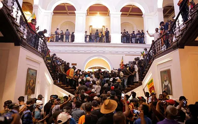 Người biểu tình tràn vào dinh thự tổng thống Sri Lanka. (Ảnh: Reuters)