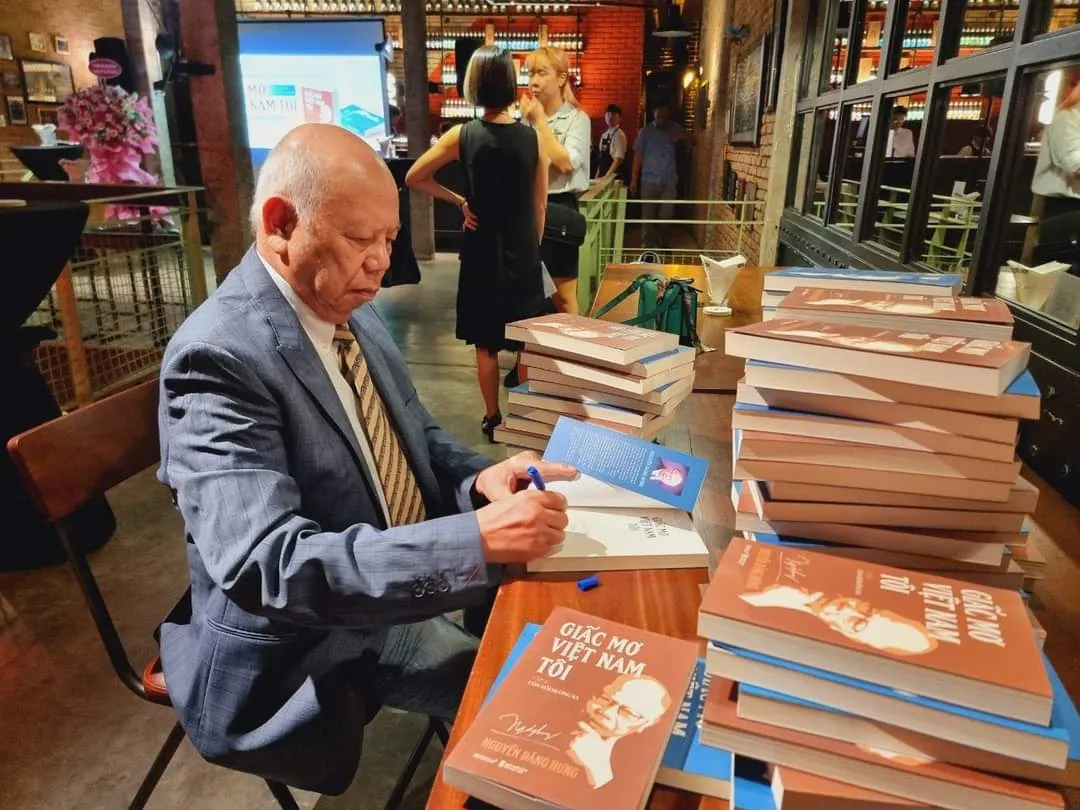 GS Nguyễn Đăng Hưng đang ký tặng sách cho độc giả
