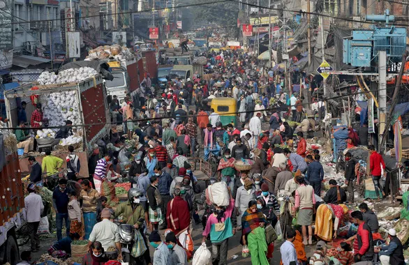Một khu chợ đông đúc ở thành phố Kolkata của Ấn Độ đầu năm 2022 - Ảnh: REUTERS