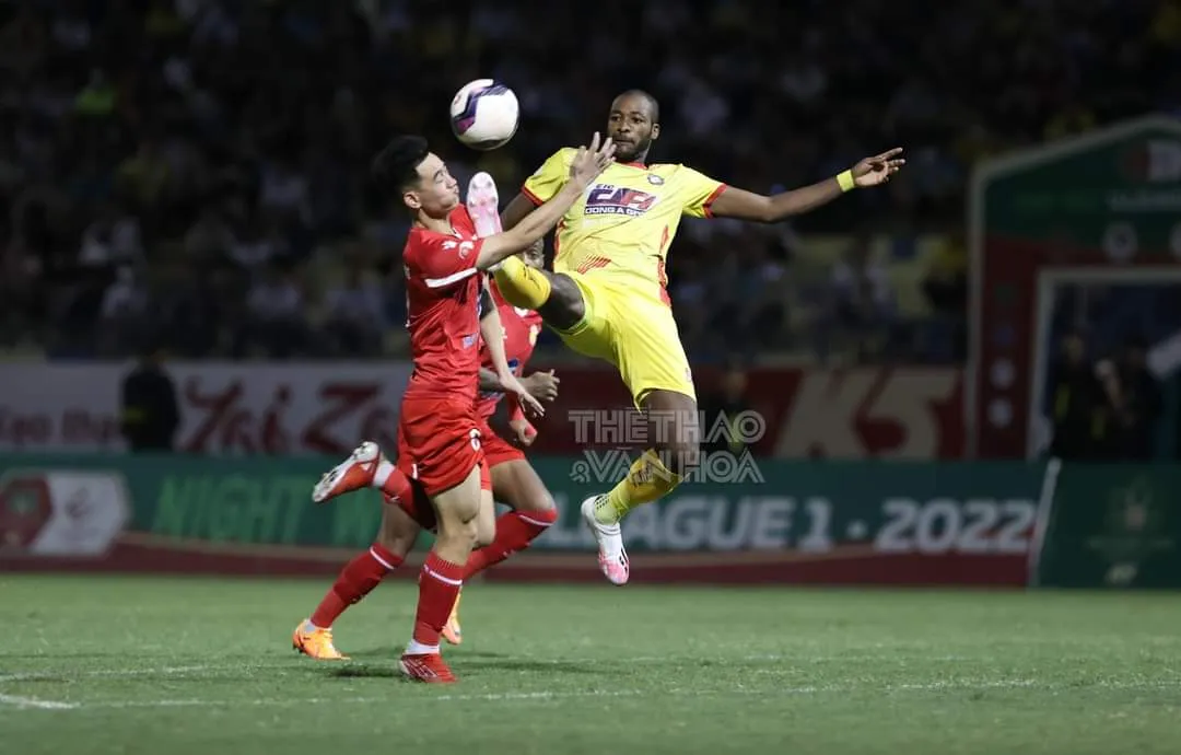Đông Á Thanh Hoá khiếu nại trọng tài - Quang Hải nhận tin không vui từ Pau FC