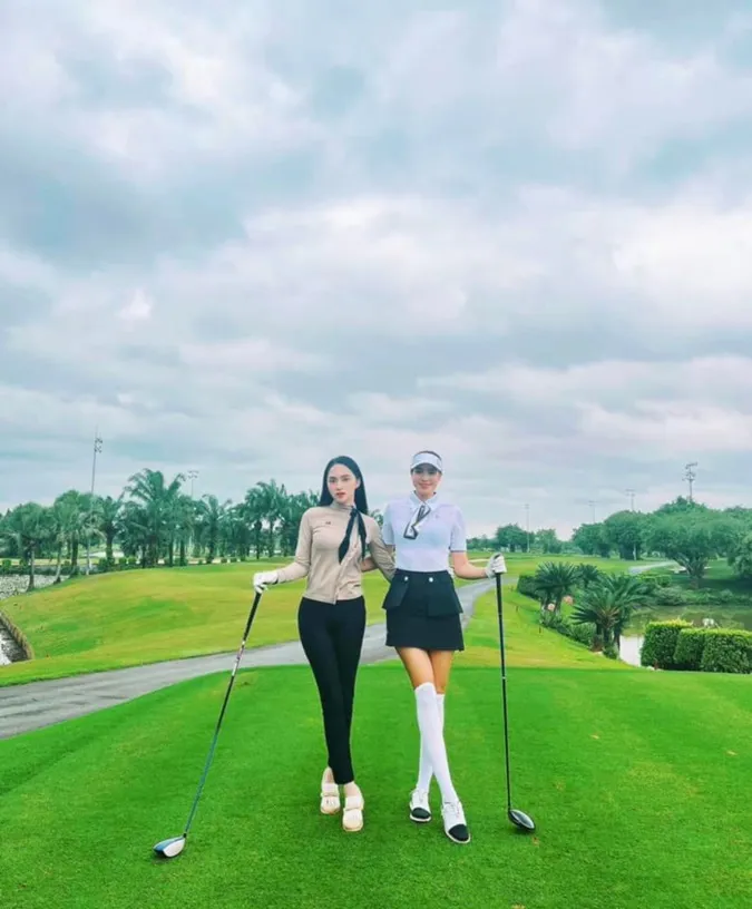 Hương Giang và Phạm Hương hẹn nhau chơi golf 1