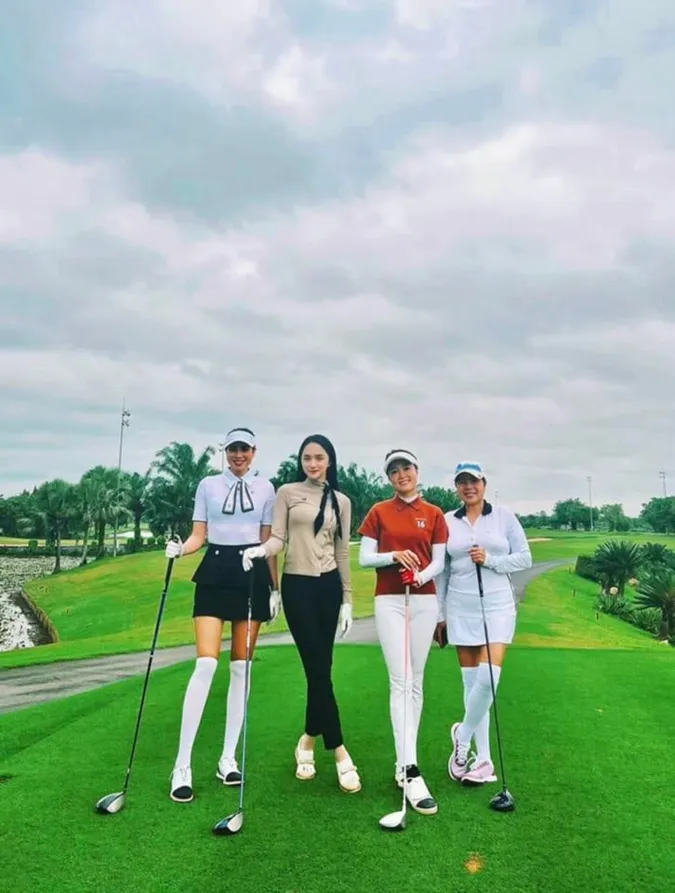 Hương Giang và Phạm Hương hẹn nhau chơi golf 2