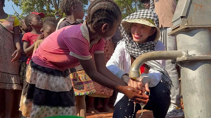 Hoa hậu Thùy Tiên mang nguồn nước sạch đến dân nghèo tại Châu Phi 2