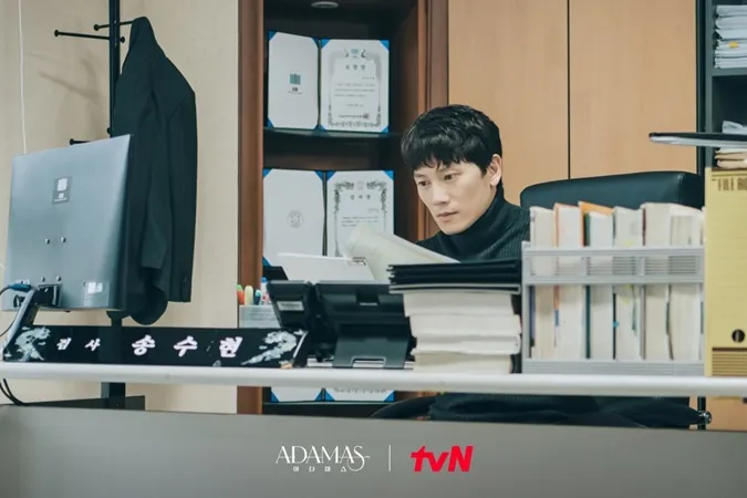 Ông hoàng phim tâm lý Ji Sung tái xuất màn ảnh với phim mới Adamas 4