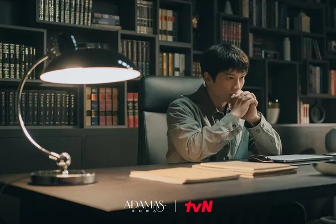 Ông hoàng phim tâm lý Ji Sung tái xuất màn ảnh với phim mới Adamas 3