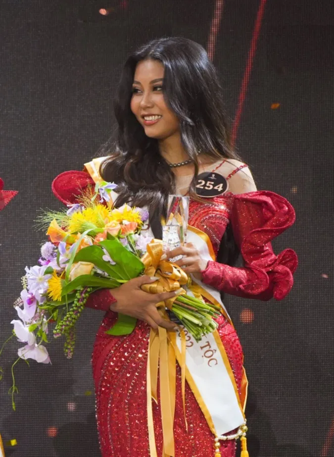 Nông Thúy Hằng không được cử đi thi Hoa hậu Trái Đất 3