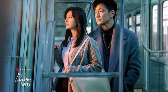 Cặp đôi 'My Liberation Notes' Son Seok Koo và Kim Ji Won tái hợp trên hoạ báo Marie Claire tháng 8 1