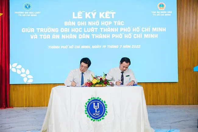 PGS.TS. Trần Hoàng Hải, Quyền Hiệu trưởng Nhà trường và ông Lê Thanh Phong, Chánh án Tòa án nhân dân TP.HCM tiến hành ký kết Bản ghi nhớ hợp tác