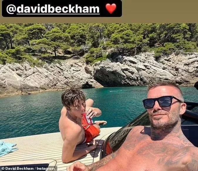 [Xong] Cậu ấm nhà siêu sao bóng đá David Beckham hôn say đắm tình tứ với bạn gái mới 5