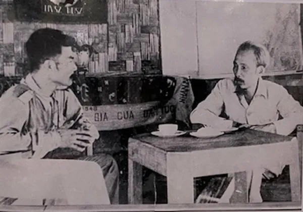 Bức ảnh Hoàng thân Souphanouvong gặp Chủ tịch Hồ Chí Minh tại Việt Bắc (Việt Nam) năm 1950 trưng bày tại triển lãm. 
