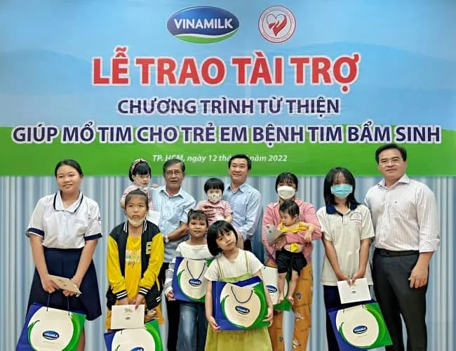 Vinamilk tiếp tục ủng hộ Hội Bảo trợ Bệnh nhân nghèo TPHCM 500 triệu đồng cho bệnh nhi nghèo mổ tim 3