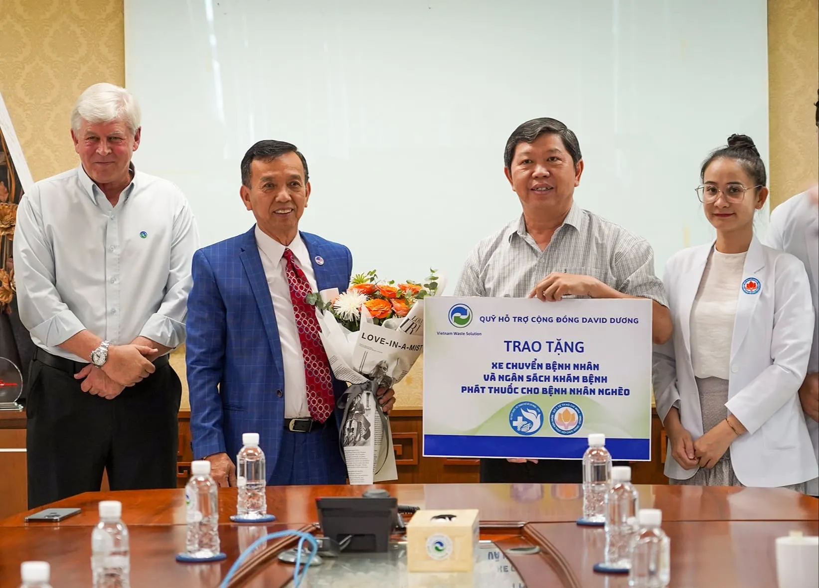 Quỹ Hỗ trợ Cộng đồng David Dương tổ chức hoạt động trao tặng xe chuyển bệnh nội bộ và ngân sách tổ chức hoạt động thăm và phát thuốc cho bệnh nhân nghèo
