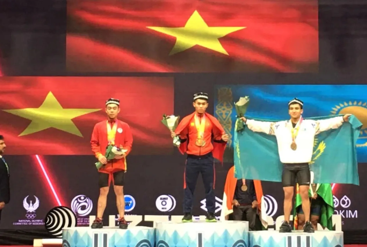 CĐV Hải Phòng nhổ nước bọt vào mặt trọng tài - Đô cử trẻ Việt Nam phá 3 kỷ lục thế giới