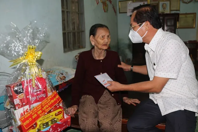 Huyện Củ Chi và Hóc Môn thăm tặng quà gia đình chính sách 1