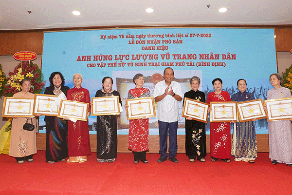 nhung-nu-tu-binh-trai-giam-phu-tai nhan-danh-hieu-anh-hung luc-luong-vu-trang-nhan-dan-voh.com.vn-anh2