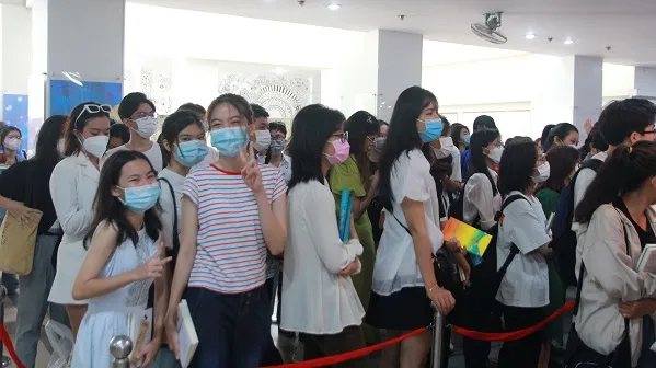 Nhà văn Nguyễn Nhật Ánh tặng chữ ký cho bạn đọc - Bay vào thế giới tuổi thơ 2