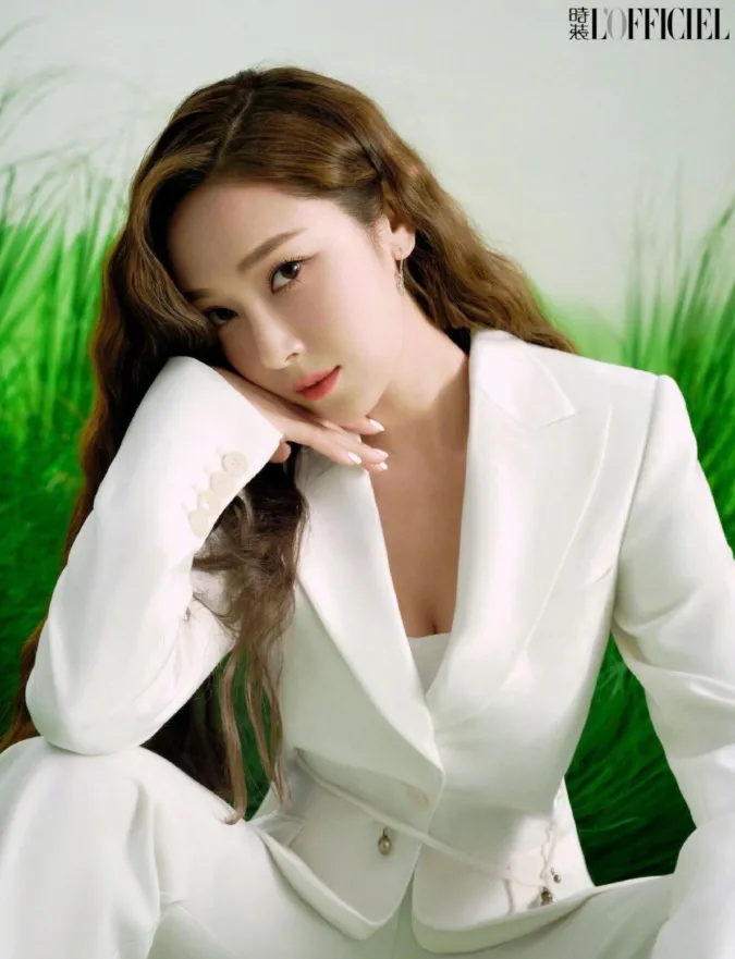 Jessica Jung 'Trung tiến' trên bìa tạp chí Trung Quốc 10