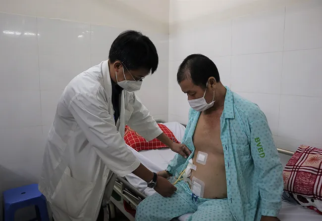 Phẫu thuật cấp cứu lấy 15 lít dịch mật cho người đàn ông bị tai nạn giao thông