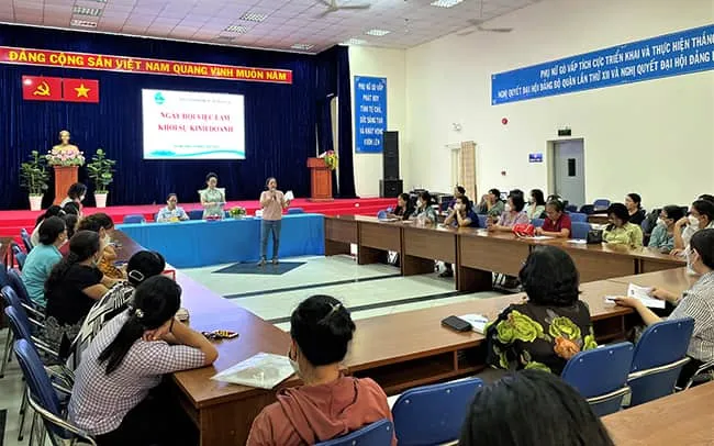 Đại diện Công ty TNHH Bao tiêu Nông sản Khánh Hòa trao đổi hình thức và chế độ với Hội viên phụ nữ 16 phường của Hội LHPN quận Gò Vấp