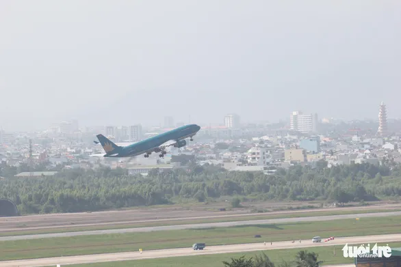 Động cơ bốc khói, máy bay vừa cất cánh ở Đà Nẵng phải hạ cánh khẩn cấp