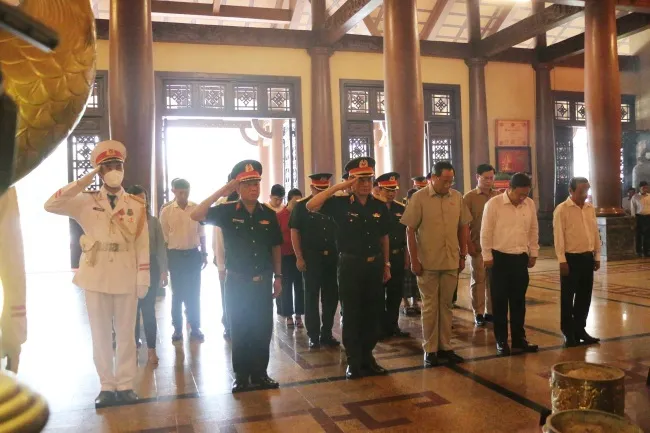 Phó Chủ tịch Quốc hội viếng Đền Bến Dược 1