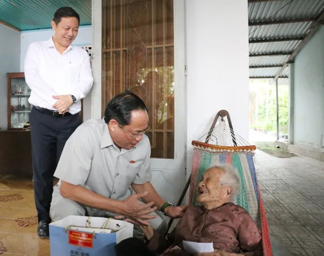 Phó Chủ tịch Quốc hội viếng Đền Bến Dược 2