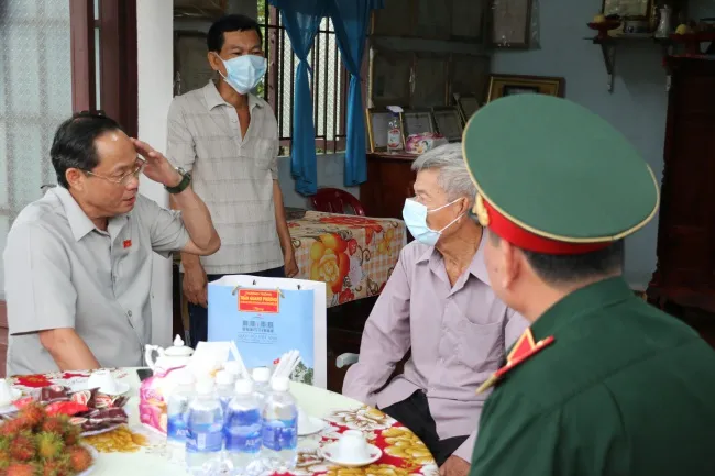 Phó Chủ tịch Quốc hội viếng Đền Bến Dược 4