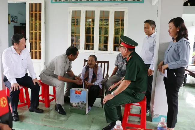 Phó Chủ tịch Quốc hội viếng Đền Bến Dược 3