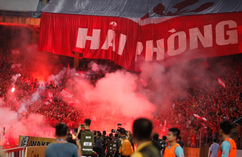 Hà Nội FC nhận tổn thất cực lớn -  Sân Thống Nhất lên kế hoạch chống pháo sáng