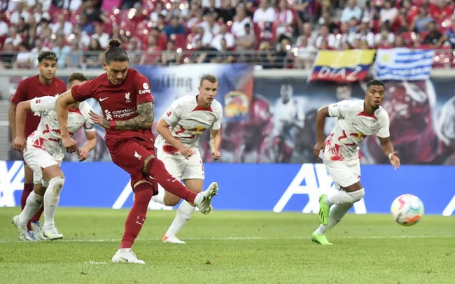 Liverpool bại trận trước Salzburg - Eriksen ghi bàn đầu tiên cho MU