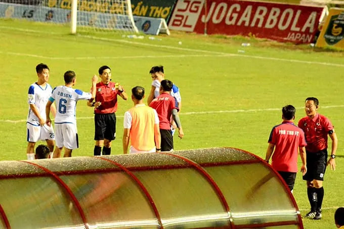 Hà Nội FC độc chiếm ngôi đầu BXH - Viettel FC thua tối thiểu trên sân Thanh Hóa