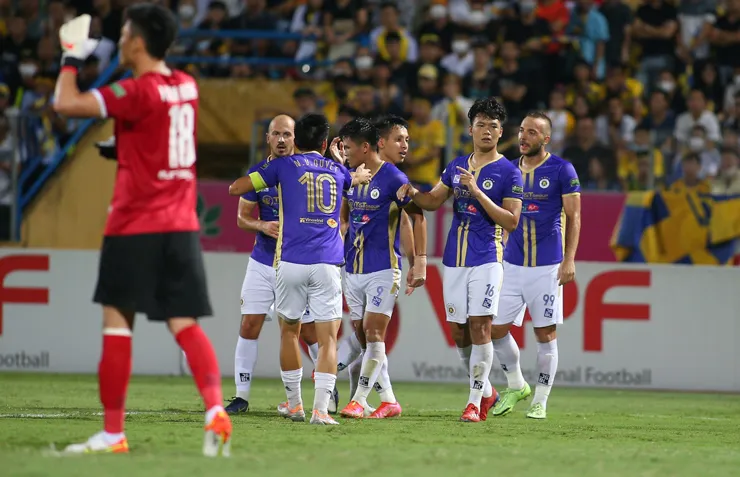 Hà Nội FC độc chiếm ngôi đầu BXH - Viettel FC thua tối thiểu trên sân Thanh Hóa