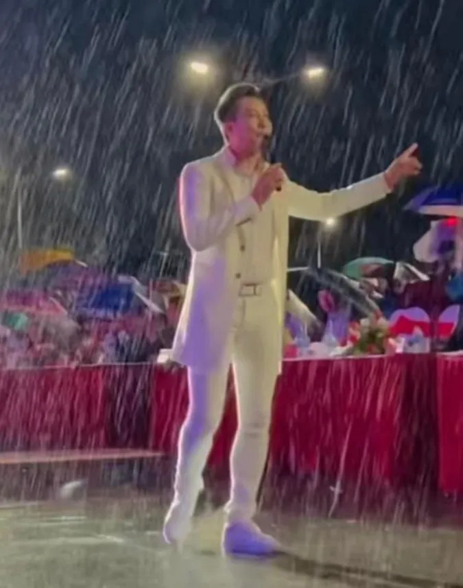 Bất chấp trời mưa, Nguyễn Phi Hùng vẫn nhiệt tình hát tặng khán giả 2