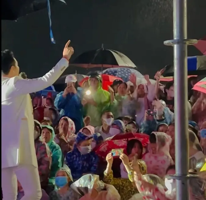 Bất chấp trời mưa, Nguyễn Phi Hùng vẫn nhiệt tình hát tặng khán giả 4
