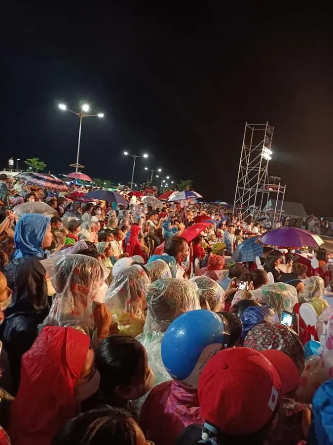 Bất chấp trời mưa, Nguyễn Phi Hùng vẫn nhiệt tình hát tặng khán giả 2