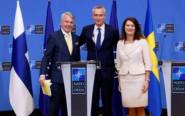 Ngoại trưởng Phần Lan Pekka Haavisto, Tổng thư ký NATO Jens Stoltenberg và Ngoại trưởng Thụy Điển Ann Linde tại lễ ký kết nghị định thư ở Brussels ngày 5/7. (Ảnh: Reuters)