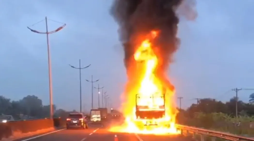 Cao tốc TP.HCM - Trung Lương ùn tắc hơn 10 km do cháy xe tải